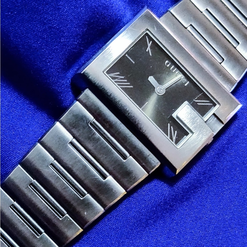 Gucci 100L Vintage Collectible G-Rectangle Swiss Womens Watch - Picture 6 of 10